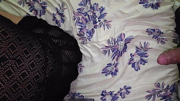 Encuentro a la mama de mi amigo tomandose fotos siendo infiel a su marido y me la follo por el culo