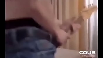 Wey saca guitarra de sus pantalones