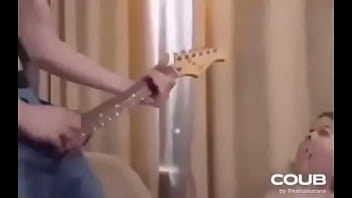 Wey saca guitarra de sus pantalones