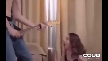 Wey saca guitarra de sus pantalones