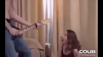 Wey saca guitarra de sus pantalones