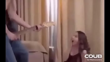 Wey saca guitarra de sus pantalones