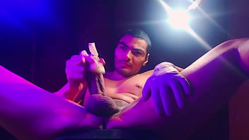 Sexy mora blue caballero sexy handjob con masturbacion de guantes