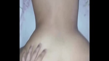 Jovencita amateur con gran culo y pequeña cintura gime mucho porque es follada por su novio en perrito