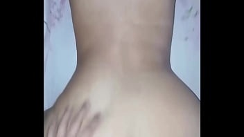 Jovencita Amateur Con Gran Culo Y Pequeña Cintura Gime Mucho Porque Es Follada Por Su Novio En Perrito thumbnail