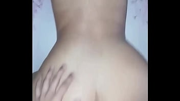 Jovencita amateur con gran culo y pequeña cintura gime mucho porque es follada por su novio en perrito
