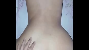 Jovencita amateur con gran culo y pequeña cintura gime mucho porque es follada por su novio en perrito