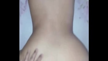 Jovencita amateur con gran culo y pequeña cintura gime mucho porque es follada por su novio en perrito Jovencita amateur con gran culo y pequeña cintura gime mucho porque es follada por su novio en perrito