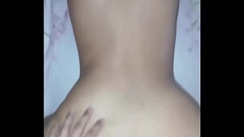 Jovencita amateur con gran culo y pequeña cintura gime mucho porque es follada por su novio en perrito