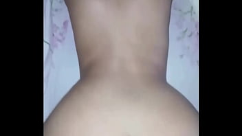 Jovencita amateur con gran culo y pequeña cintura gime mucho porque es follada por su novio en perrito Jovencita amateur con gran culo y pequeña cintura gime mucho porque es follada por su novio en perrito