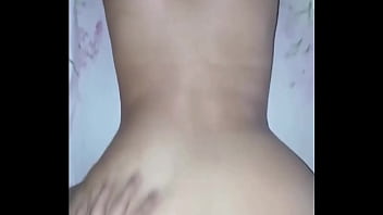 Jovencita Amateur Con Gran Culo Y Pequeña Cintura Gime Mucho Porque Es Follada Por Su Novio En Perrito thumbnail