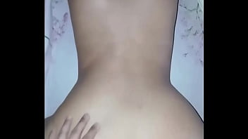 Jovencita amateur con gran culo y pequeña cintura gime mucho porque es follada por su novio en perrito