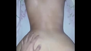 Jovencita amateur con gran culo y pequeña cintura gime mucho porque es follada por su novio en perrito Jovencita amateur con gran culo y pequeña cintura gime mucho porque es follada por su novio en perrito