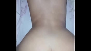Jovencita amateur con gran culo y pequeña cintura gime mucho porque es follada por su novio en perrito Jovencita amateur con gran culo y pequeña cintura gime mucho porque es follada por su novio en perrito