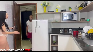 Safada deixa vizinho entrar no seu ap e da pra ele só pelo tamanho da rola