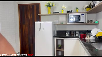 Safada deixa vizinho entrar no seu ap e da pra ele só pelo tamanho da rola