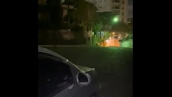 Dogging do poderoso marido leva esposa novinha para o dotado comer dentro do carro na rua