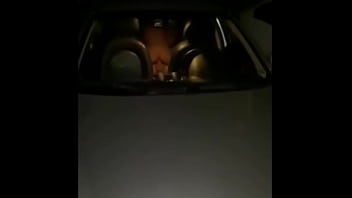 Dogging do poderoso marido leva esposa novinha para o dotado comer dentro do carro na rua