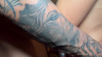 Novinha nerd com cara de santa liberou a bucetinha pro personal pirocudo