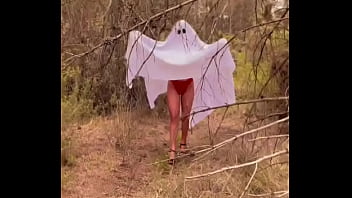 Slutty costume in 3 2 1 #exhabition #forest #forestadventures #ghost #fantasma #halloweencostume