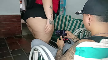 Novia Cachonda De Gran Culo Chupa Y Monta La Verga De Su Novio Mientras Juega En Su Celular thumbnail