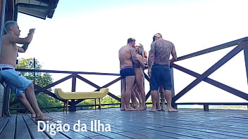 Suruba ao na sacada é gostosa demais Suruba ao na sacada é gostosa demais