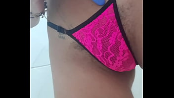 Novinha peludinha mijando