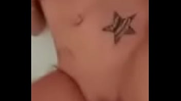 Sexy emy angel joue avec son corps