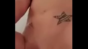 Sexy emy angel joue avec son corps