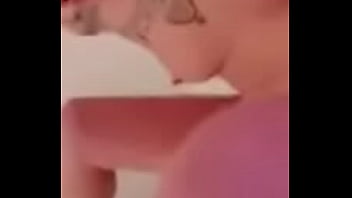 Sexy emy angel joue avec son corps