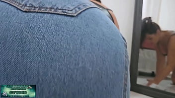 Mama studio em fui entregar a toalha para meu cunhado no banho enquanto eu limpava a casa grátis