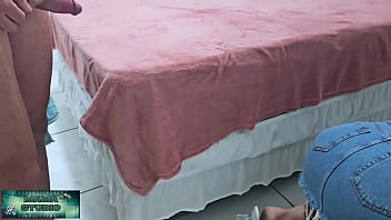 Mama studio em fui entregar a toalha para meu cunhado no banho enquanto eu limpava a casa grátis