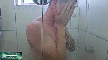 Mama studio em fui entregar a toalha para meu cunhado no banho enquanto eu limpava a casa grátis