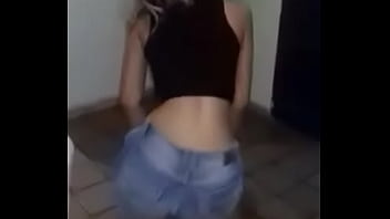Novinha gostosa dançando funk