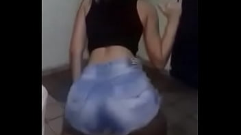 Novinha gostosa dançando funk
