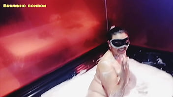 Casada liberada pelo marido se acabando com jovem negro dotado