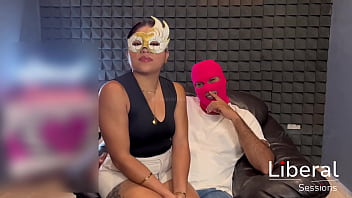 Cornudo deja que su esposa sea amarrada y follada enfrente de el