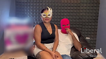 Cornudo deja que su esposa sea amarrada y follada enfrente de el