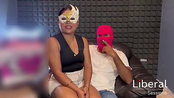 Cornudo deja que su esposa sea amarrada y follada enfrente de el