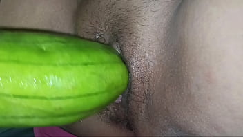 เล่นเสียวท่ายากกับผลไม้ที่แหย่เข้าไปในรูหี