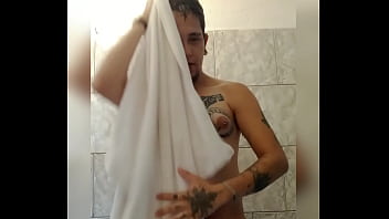 Macho Com Buceta Grande Se Masturbando thumbnail