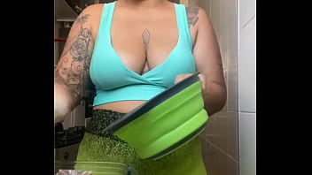 Usando um shorts bem apertado rachando a buceta