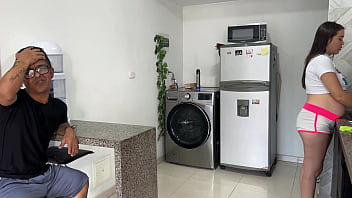 Llego del trabajo y veo a mi rica hijastra embarazada haciendo aseo en la cocina me pongo cachondo viéndole su enorme culo y termino metiéndole mi enorme y dura verga por su apretado coño