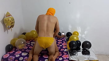 Sus tetas rebotan y rebotan mientras ella vabalga al hijastro de 20 años sexo en año nuevo