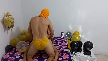 Sus tetas rebotan y rebotan mientras ella vabalga al hijastro de 20 años sexo en año nuevo