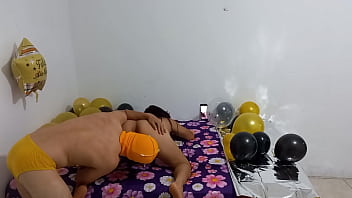 Sus tetas rebotan y rebotan mientras ella vabalga al hijastro de 20 años sexo en año nuevo