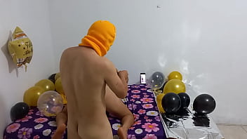 Sus tetas rebotan y rebotan mientras ella vabalga al hijastro de 20 años sexo en año nuevo