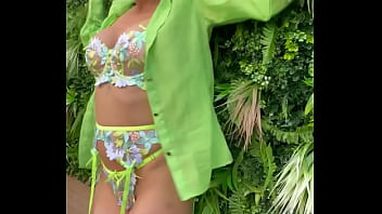 Série photo au couleur de l'été accessible en entier et en porn pour tous