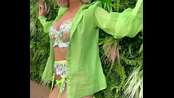 Série photo au couleur de l'été accessible en entier et en porn pour tous