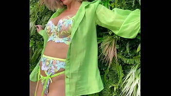 Série photo au couleur de l'été accessible en entier et en porn pour tous